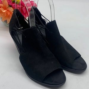 Eileen Fisher Black Leather elastic peep toe block heels size 9.5. BHE3940B